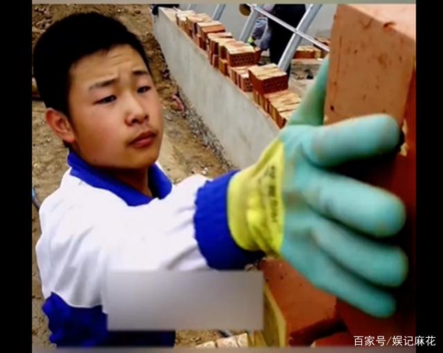正能量！搬磚男孩工地上收到通知書，如今畢業成為一名軍官！(圖1)