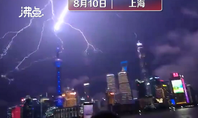 網(wǎng)友：誰在渡劫？上海東方明珠被閃電擊中？已裝備環(huán)形避雷針，并未“親吻”到 (圖3)